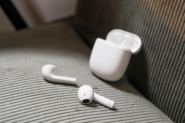 當iPhone 13​恢復​贈送充電頭和耳機,網友:呃,還是別送了吧 當iPhone 13​恢復​贈送充電頭和耳機,網友:呃,還是別送了吧