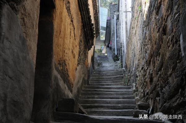 一個人深夜到陝南，到了一個荒郊野外的火車站，壯膽住30元小旅館