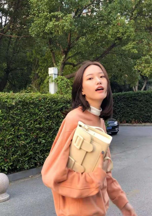 這才是普通人該有的秋季穿搭:衛衣+過膝裙,優雅時髦誰穿誰好看 這才是普通人該有的秋季穿搭:衛衣+過膝裙,優雅時髦誰穿誰好看