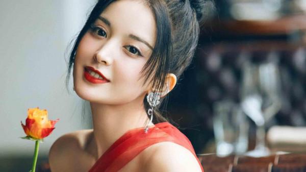 古力娜扎身穿星光紗裙，盡顯優雅氣質