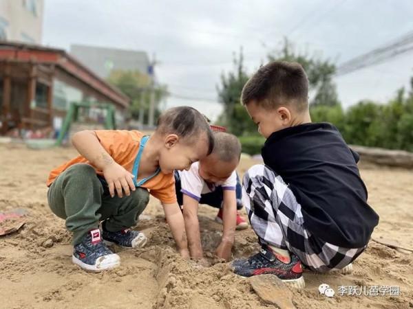 參觀各具特色的幼兒園