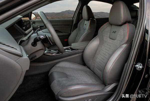 全新黑武士B級車搭載2.5T+8速雙離合，起售摺合人民幣僅22萬