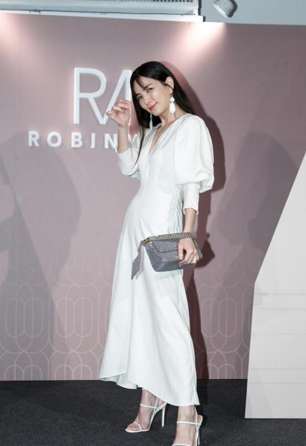 陳嘉樺有成熟女人的魅力了,穿V領白裙挺溫柔,八字劉海仍俏皮 陳嘉樺有成熟女人的魅力了,穿V領白裙挺溫柔,八字劉海仍俏皮