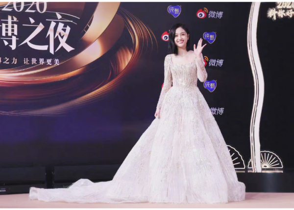 2021辣眼明星 &vert; 愛馬仕哭了，花多少錢才能讓吳宣儀不揹我們的包？