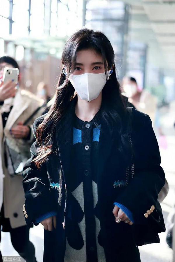 鞠婧禕機場秀，身穿毛衣長裙，黑絲襪長筒靴，太颯了