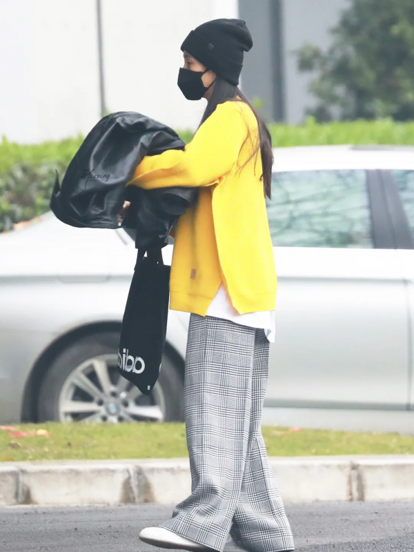 楊冪又帶火了“回力鞋+裙子”！巨美巨顯腿細，絕了