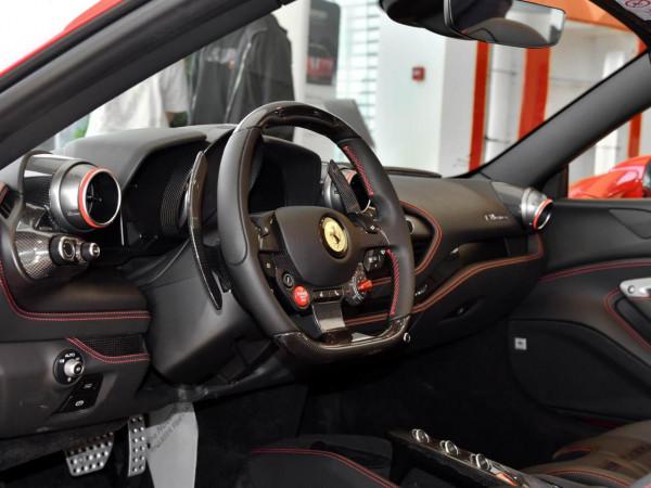 V8大超跑，720馬力可沒跟你說著玩，實拍法拉利F8