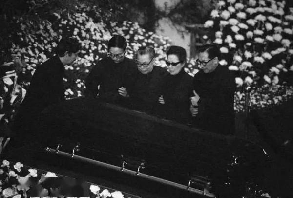 蔣介石死後，晚年的宋美齡在美國靠什麼生活