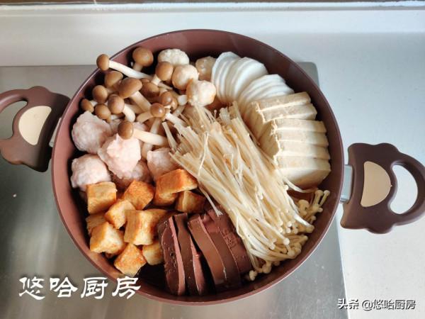 自制韓式部隊火鍋，食材搭配豐富靈活，簡直是冬日裡的一股暖流