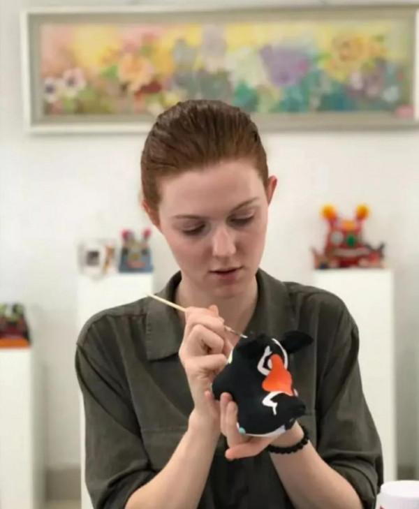 法國女孩因為一張照片愛上中國，直言自己上輩子可能是中國人