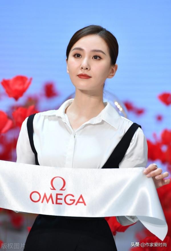 劉詩詩的時尚美太清純了，一顰一笑不做作，她的眼神和微笑好迷人