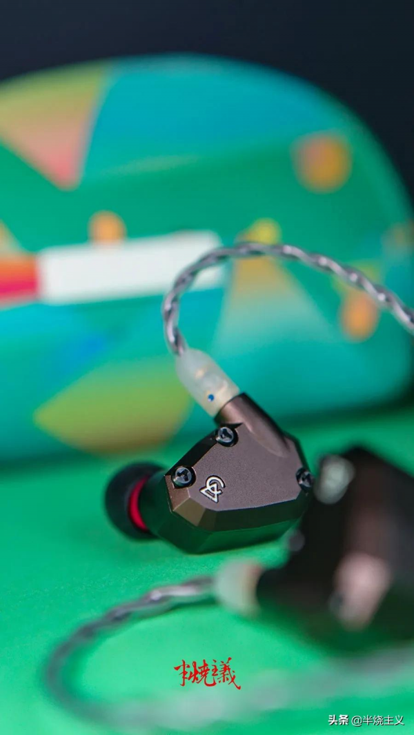 這廠牌第一次在耳塞裡調出如此音色風格的聲音,被種草了 這廠牌第一次在耳塞裡調出如此音色風格的聲音,被種草了