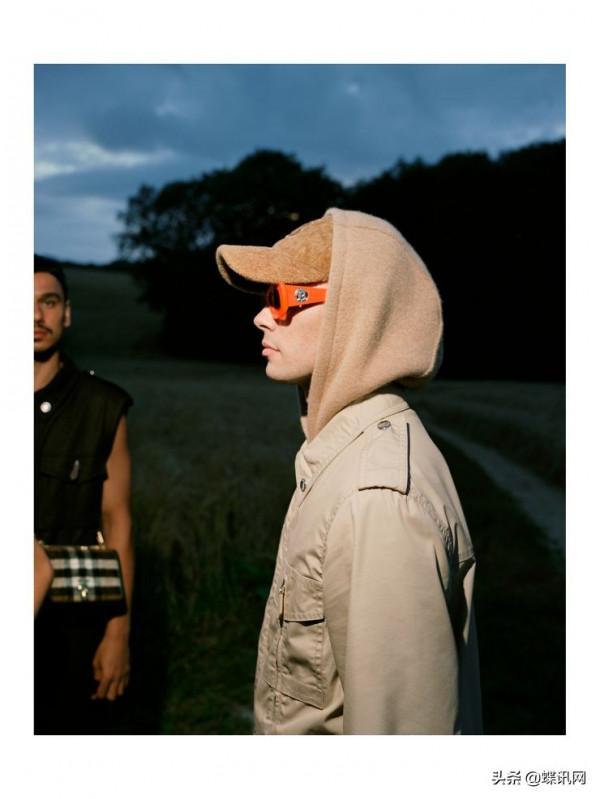 CHANEL、 BURBERRY、 Moncler 等品牌大片釋出,盡飽眼福 CHANEL、 BURBERRY、 Moncler 等品牌大片釋出,盡飽眼福