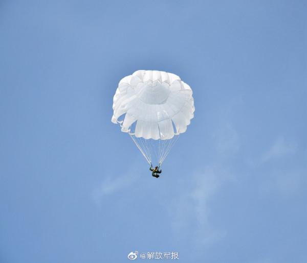 傘花朵朵開！軍校學員傘降實跳訓練
