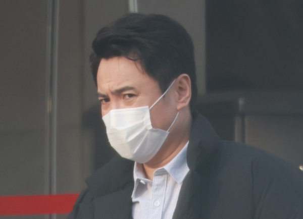 春晚第五次聯排來了！眾星低調進出，李宇春穿裙子鄧超自帶咖啡