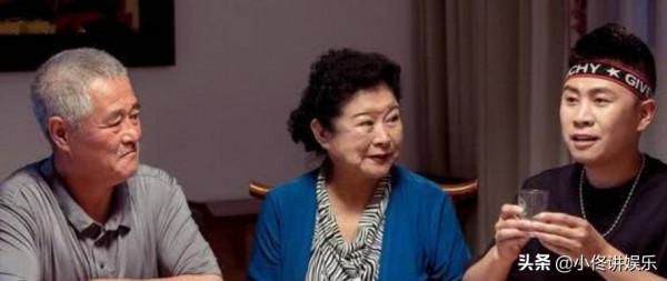 70歲的“大辣椒”近況曝光！手捧飯包吃得正香，素顏出面被指太老