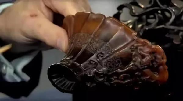 2007年他用25元買下一個酒杯，6年後價格漲到48萬