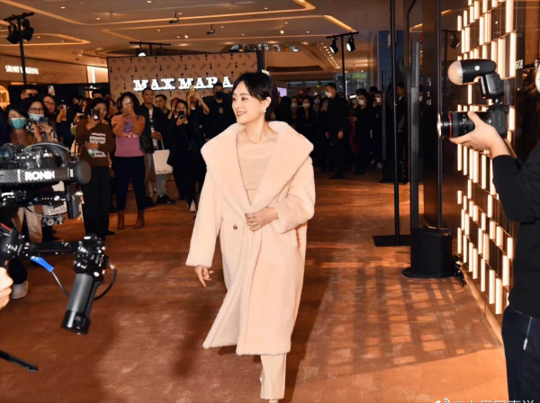 孫儷凹時尚造型再翻車！穿大火的泰迪熊大衣亮相，造型更像睡衣