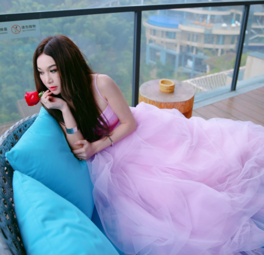 保養的意義在於：過了50依舊年輕活力，就像55歲溫碧霞，宛如少女