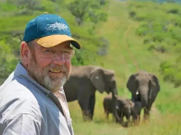 感天動地：男子槍口下救大象，病逝後21頭大象步行12小時參加葬禮