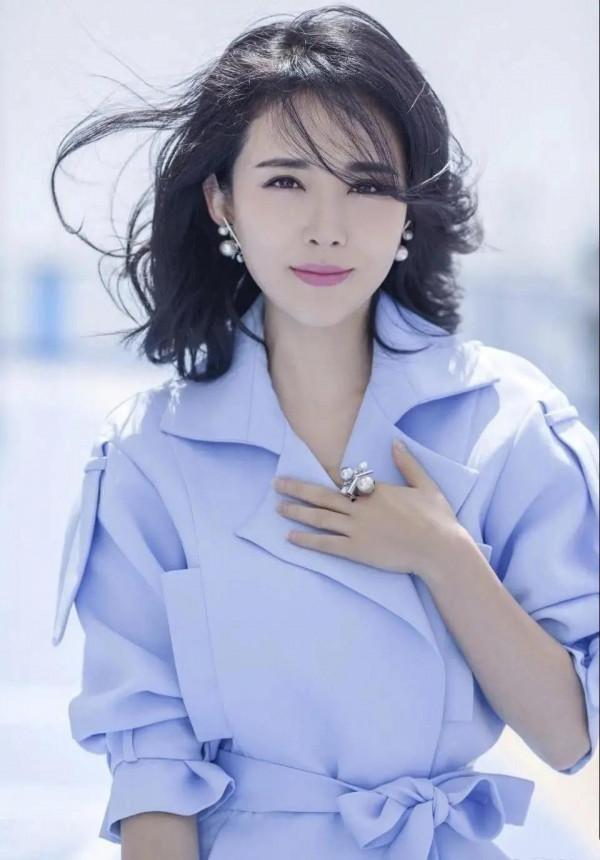 顏丹晨，43歲的“嫦娥仙子”美成了焦點