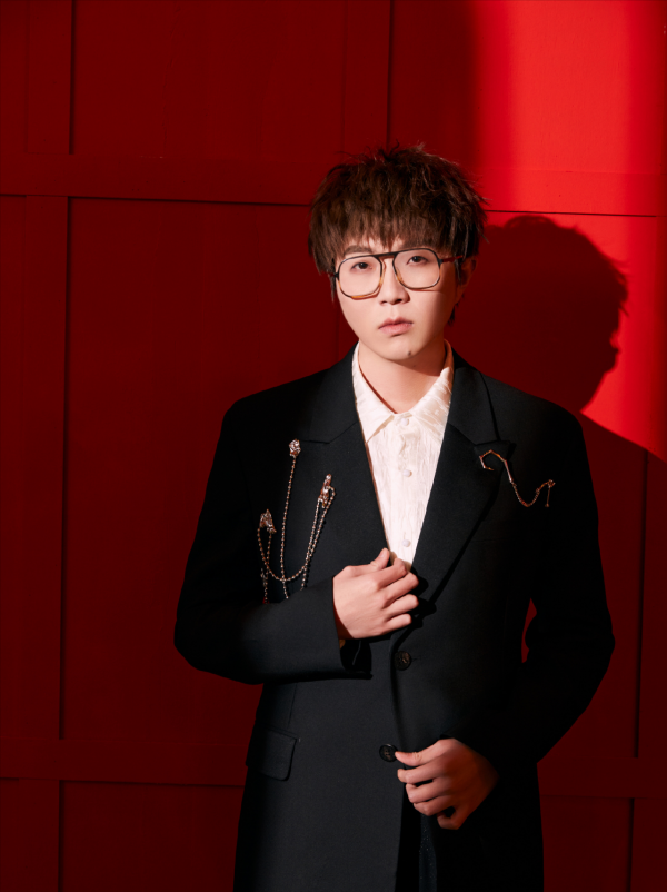 毛不易獨特的嗓音和微笑,首登元宵晚會,想不被吸引都難 毛不易獨特的嗓音和微笑,首登元宵晚會,想不被吸引都難