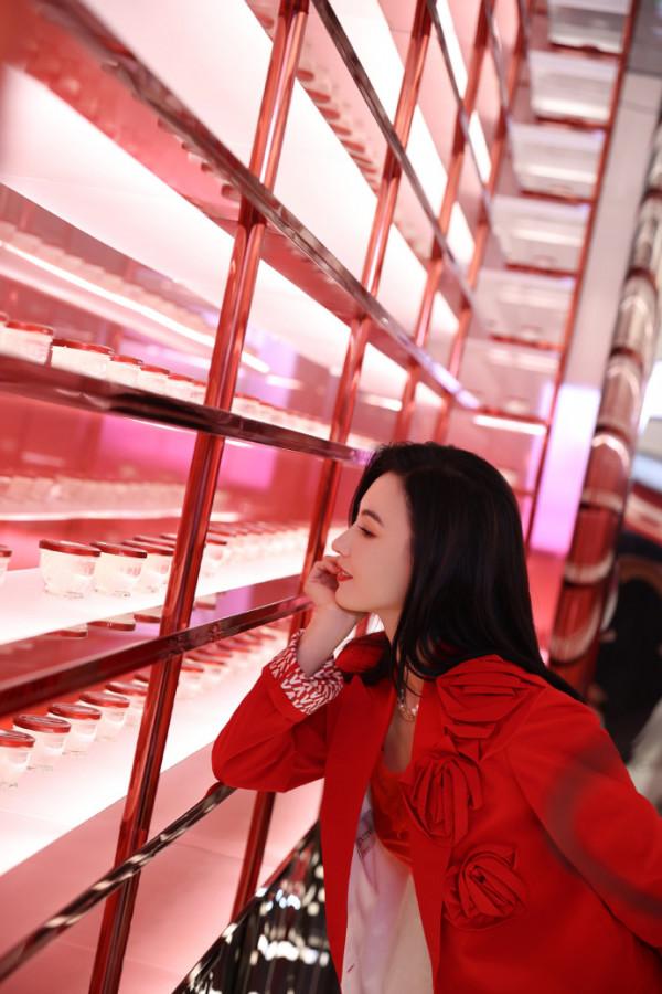 張柏芝穿紅西裝演繹“大女人風”，原來時尚真的和年齡無關