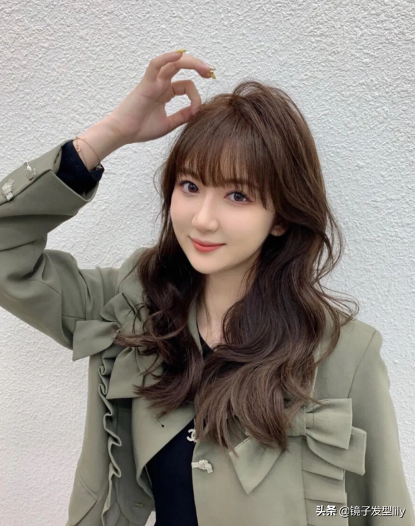 年底什麼髮型比較火？小卷大卷內扣髮型不能少，瘦臉時尚顏值高