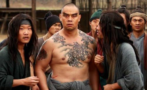 看完新版《三國演義》裡張飛的身材，網友吐槽：這也太肥了