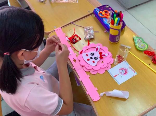 做月餅、對詩詞、科普天文知識……中小學生花樣過中秋