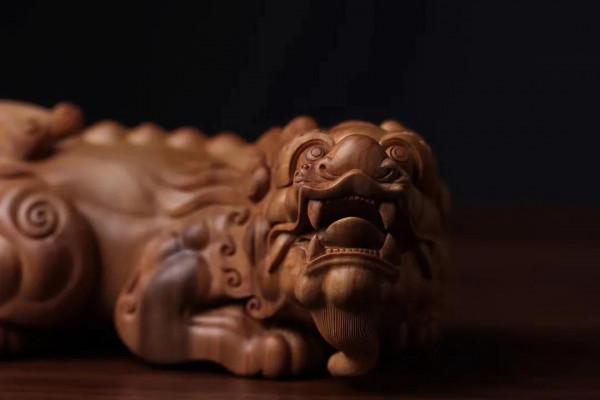 貔貅伏地，回首望天！這老山檀黑肉貔貅驚豔到我了