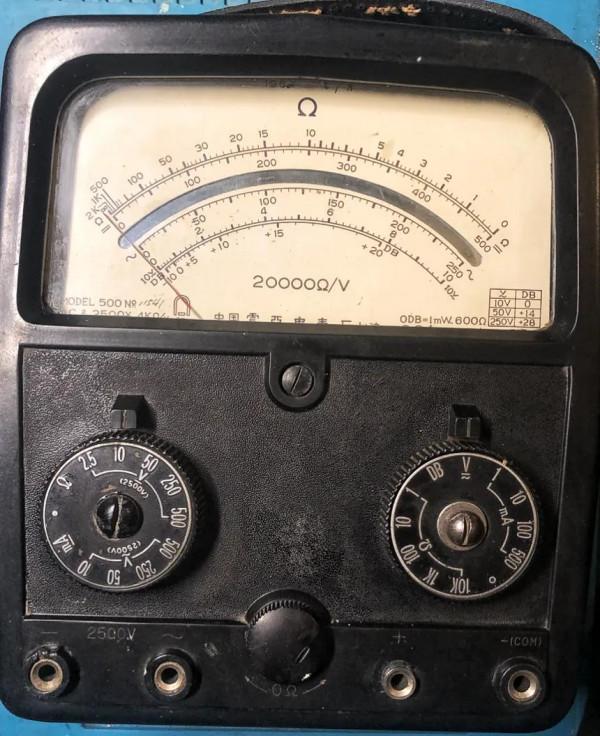 1963年震華500型萬用表!500表的最高工藝水準!三代表拆蓋看差異 1963年震華500型萬用表!500表的最高工藝水準!三代表拆蓋看差異