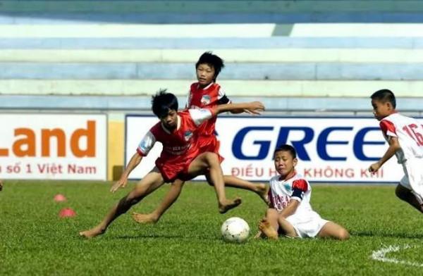 中國足球的問題並非只有球員和教練，因為在中國踢球是項貴族運動