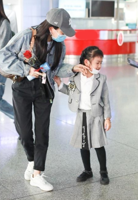 包貝爾真幸福，妻子包文婧時髦美豔似貴婦，女兒穿蓬蓬裙似小公主