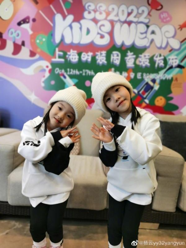 楊威兒子楊陽洋首攜雙胞胎妹妹走秀，歡歡樂樂開心跳舞，漂亮自信
