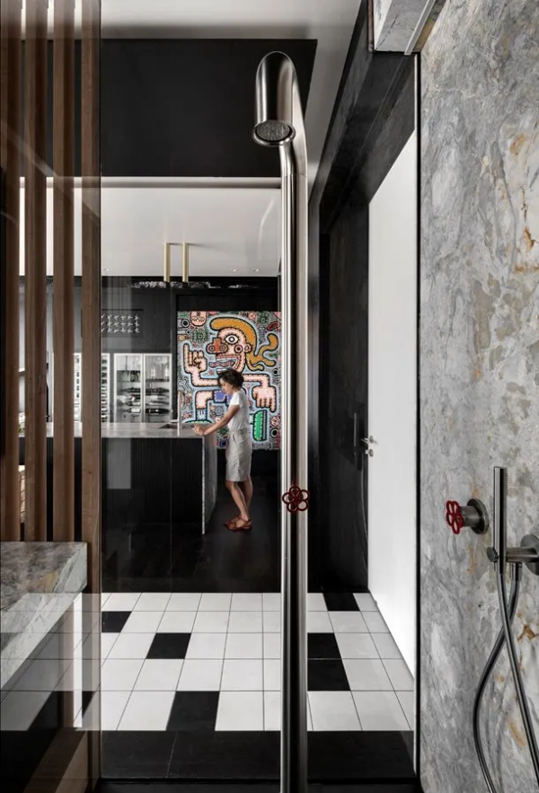 為了營造通透感，不僅拆除了隔牆，連臥室、淋浴間都沒有了隱私