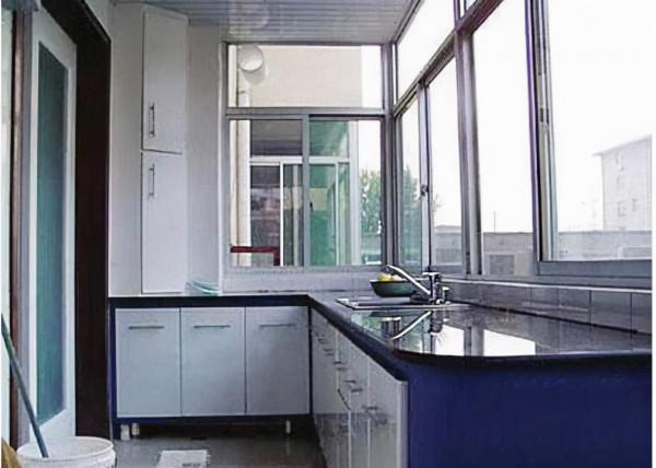 老公不顧家人反對,硬要把陽臺改成廚房,完工後鄰居都跳起來了 老公不顧家人反對,硬要把陽臺改成廚房,完工後鄰居都跳起來了