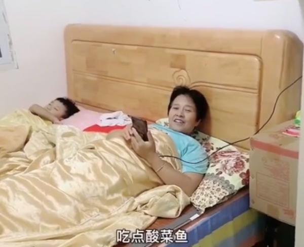 四川一女子半夜找婆婆說想吃酸菜魚，婆婆反應讓網友酸了：太暖心