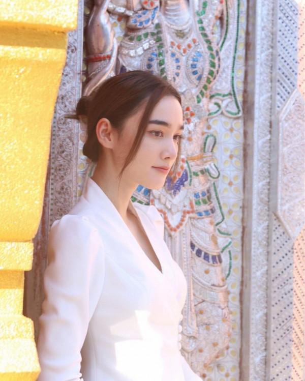 泰國";迪爾娜";穿著優雅的信參加了一個盛宴 泰國";迪爾娜";穿著優雅的信參加了一個盛宴