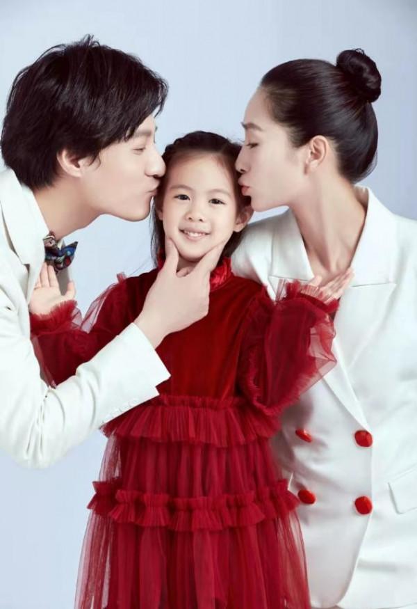 安陵容劇外蛻變大，穿西裝拍全家福女王範十足，老公都被襯得嬌羞