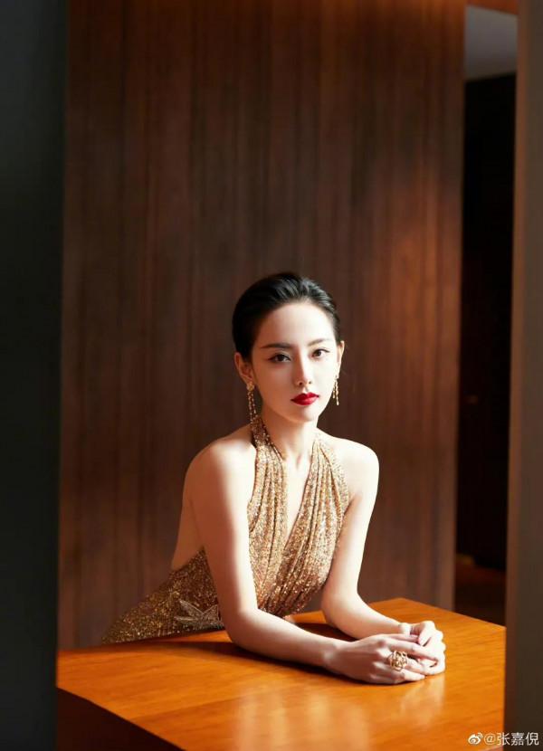 金燦燦的張嘉倪