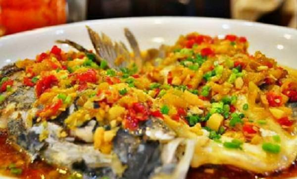 一家人去湖南旅遊，吃了幾道特色美食，家人們都不捨得回來