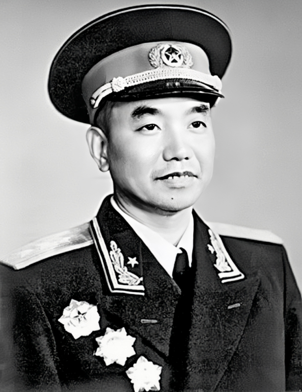 林彪邊走邊回軍禮，自信滿滿帥氣十足，他身後的五位將軍都是誰？