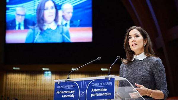 丹麥平民太子妃50歲生日照出爐，她才是頂級模範灰姑娘吧