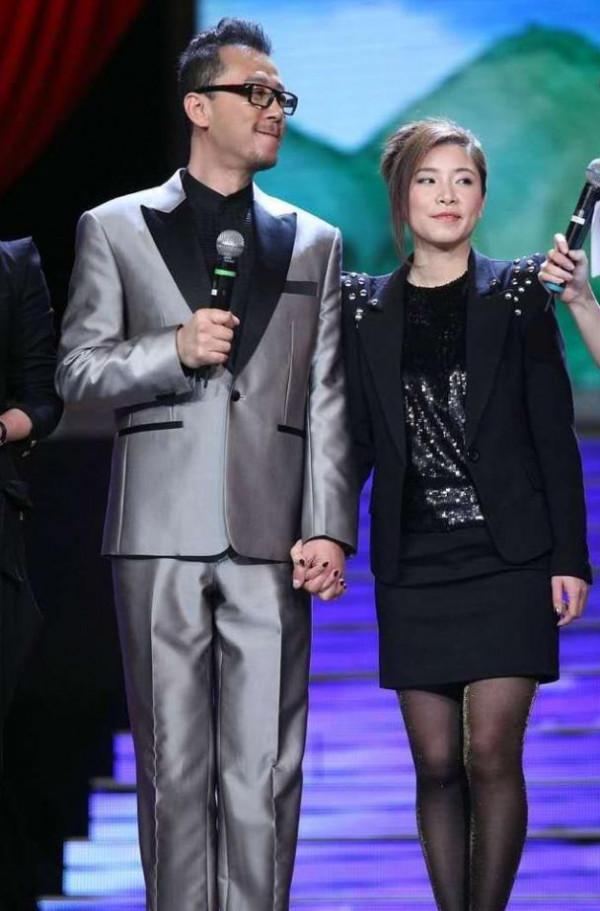 郭濤夫婦罕見同臺，小15歲老婆穿西裝端莊優雅，氣質不輸女明星