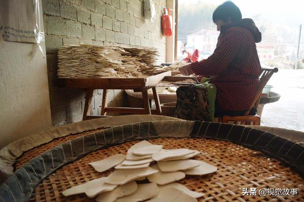 山村村民天天“坐”在家裡，收入卻成倍增長，看是怎麼回事