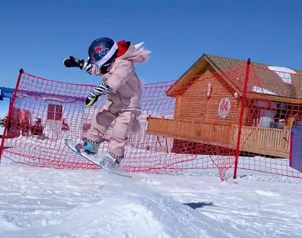 雪場最小王者乖乖，三歲挑戰1800米高階賽道，連明星都是她的粉絲