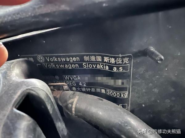 百萬級大眾8缸途銳戰損車況，發動機快報廢，4S店拒修翻後新復活