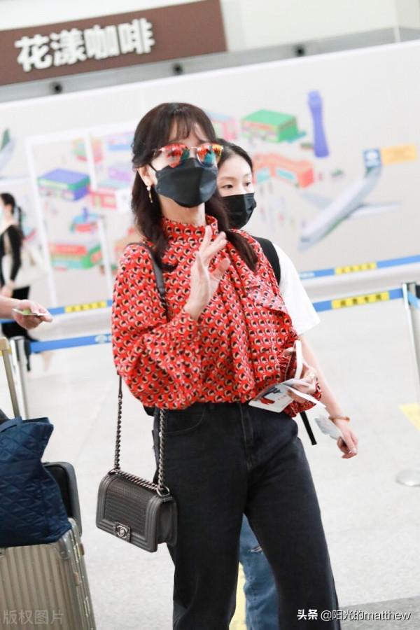 街拍:趙雅芝紅色印花飄帶襯衫+黑色牛仔褲+高跟鞋優雅氣質 街拍:趙雅芝紅色印花飄帶襯衫+黑色牛仔褲+高跟鞋優雅氣質