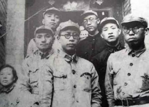 她吞下絕密檔案後遭敵人剖腹，臨危託孤，53年後丈夫和兒女又相聚